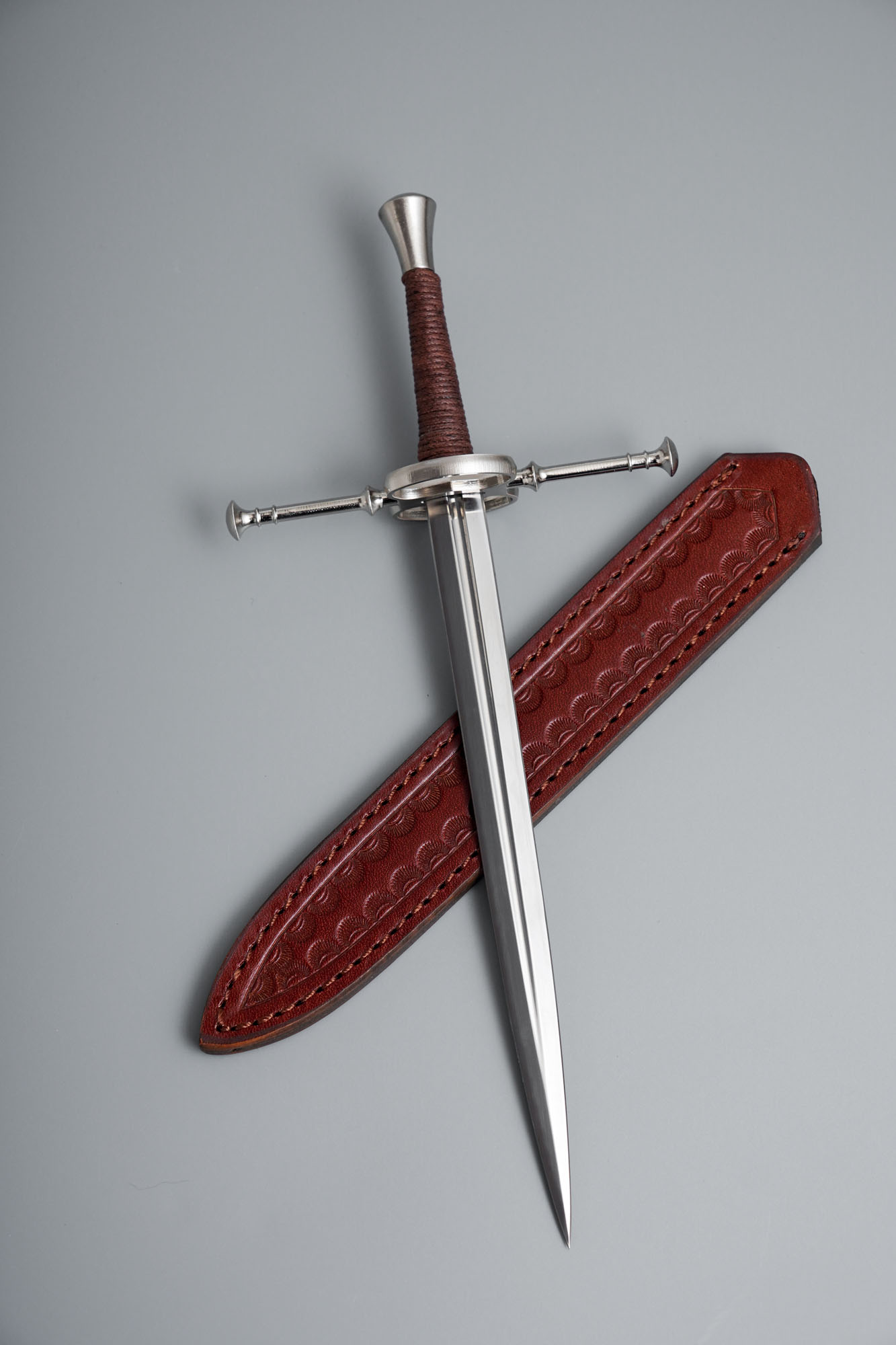 Mittelalterlicher Dolch / Brieföffner mit Scheide und Ständer